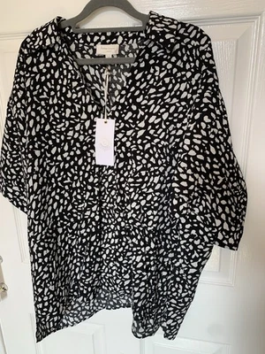 Feather & Bone Black And White Animal Print Pattern New Size M - Image 1 of 4
