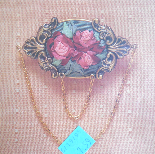 NUEVO Kit de Bordado de Cinta de Seda Creative Beginnings "Una Posy of Rosies" Prendedor Ovalado - Imagen 2 de 3