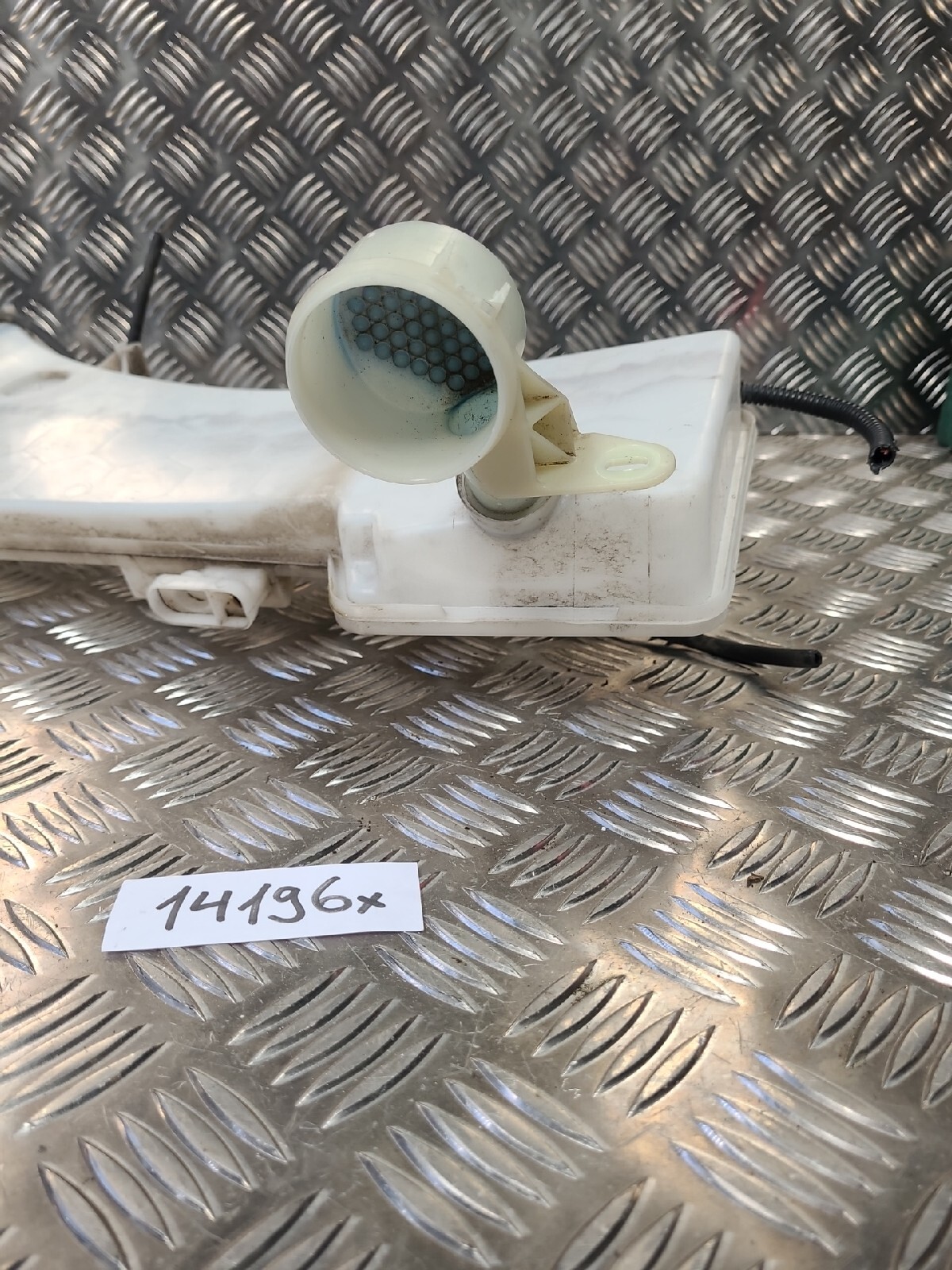 2018 PEUGEOT 3008 WASHER BOTTLE WITH PUMP 9826400780 eBay