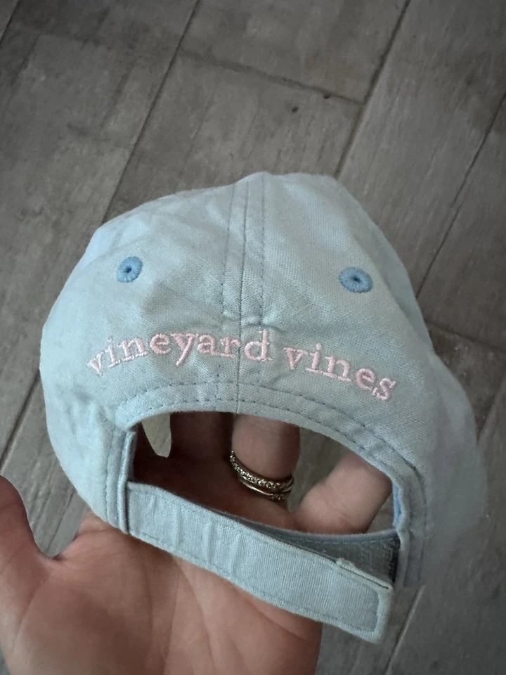 Gorra Vineyard Vines Niñas Rosa Papá Logotipo de ballena Correa Ajustable Foto 2 de 2