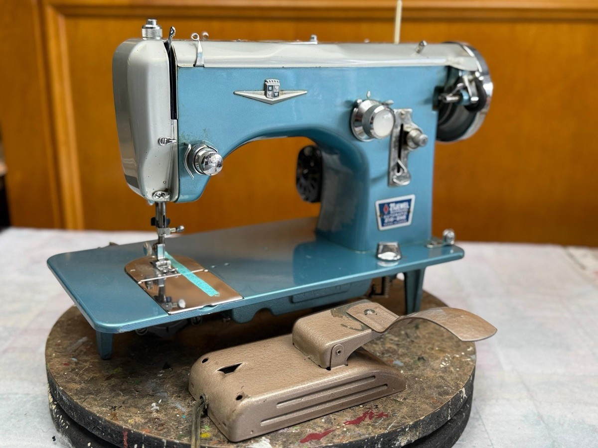 Vintage Montgomery Ward 21 Jewel Supreme Zig Zag Sewing Machine