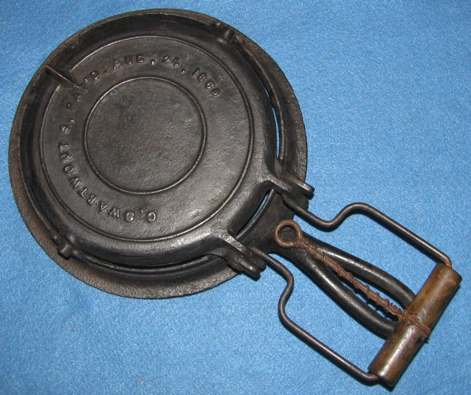 Rare Vtg. C. Swartwout Cast Iron Waffle Maker w/ Low Base Hinged Lever Action⭐