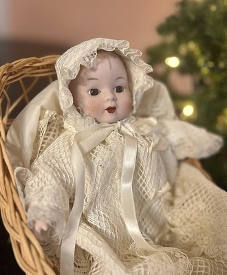 LOVELY- IN BASKET Sankyo Silvestri Musical Porcelain Dolly- Plays Brahms Lullaby
