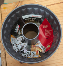 KITCHEN COLLECTION  BUNDT PAN BRAND NEW
