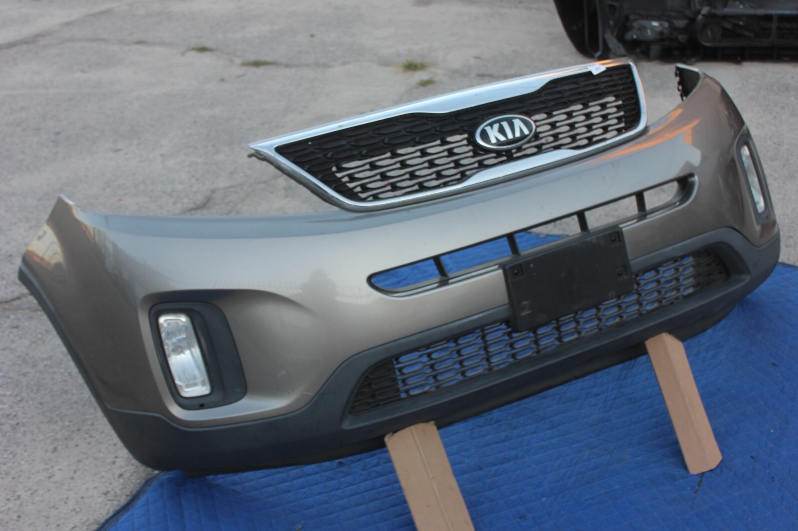 14-15 KIA SORENTO FRONT BUMPER ASSEMBLY FOG COVER GRILL FOAM GENUINE OEM BROWN