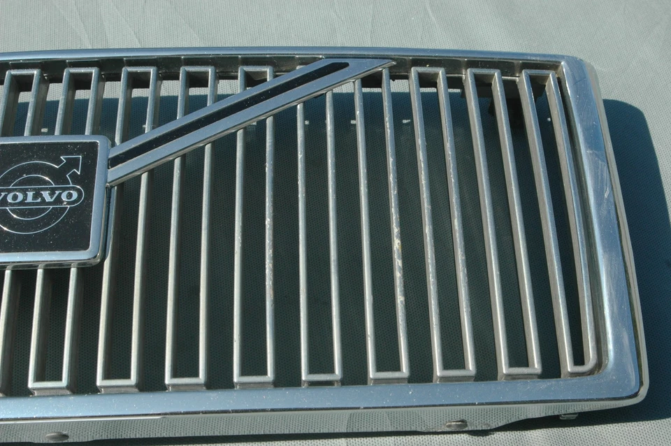 1992-1995 Volvo 940 Turbo Front Grill OEM #358887 - Image 3 of 4