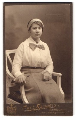 Fotografie Carl Sandels, Stockholm, Biblioteksgatan 17, Frau mit Schleife am Kr 