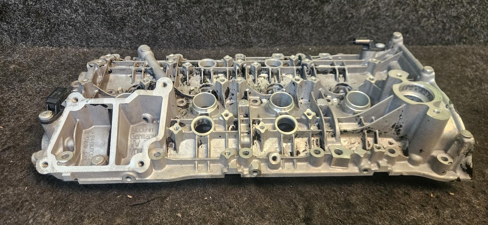 AUDI BENTLEY LAMBO PORSCHE V8 4.0 Right Cylinder Head Valve Cover 0P2103476E OEM