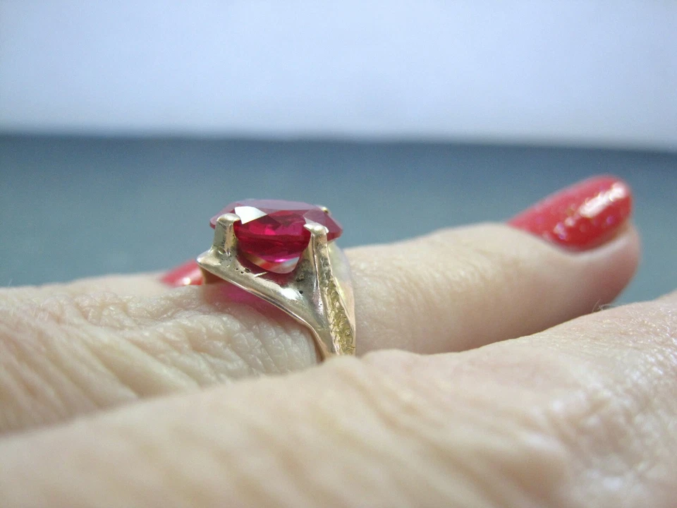 Beautiful Antique Solid 10K Yellow Gold Ring w/ large ab created Ruby sz7 pinky - Image 4 of 4