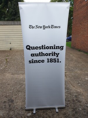 The New York Times einziehbarer Hintergrund Bannerständer Sammlerstück freistehend