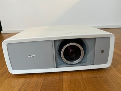 Sanyo PLV Z700 Beamer Full HD Projektor