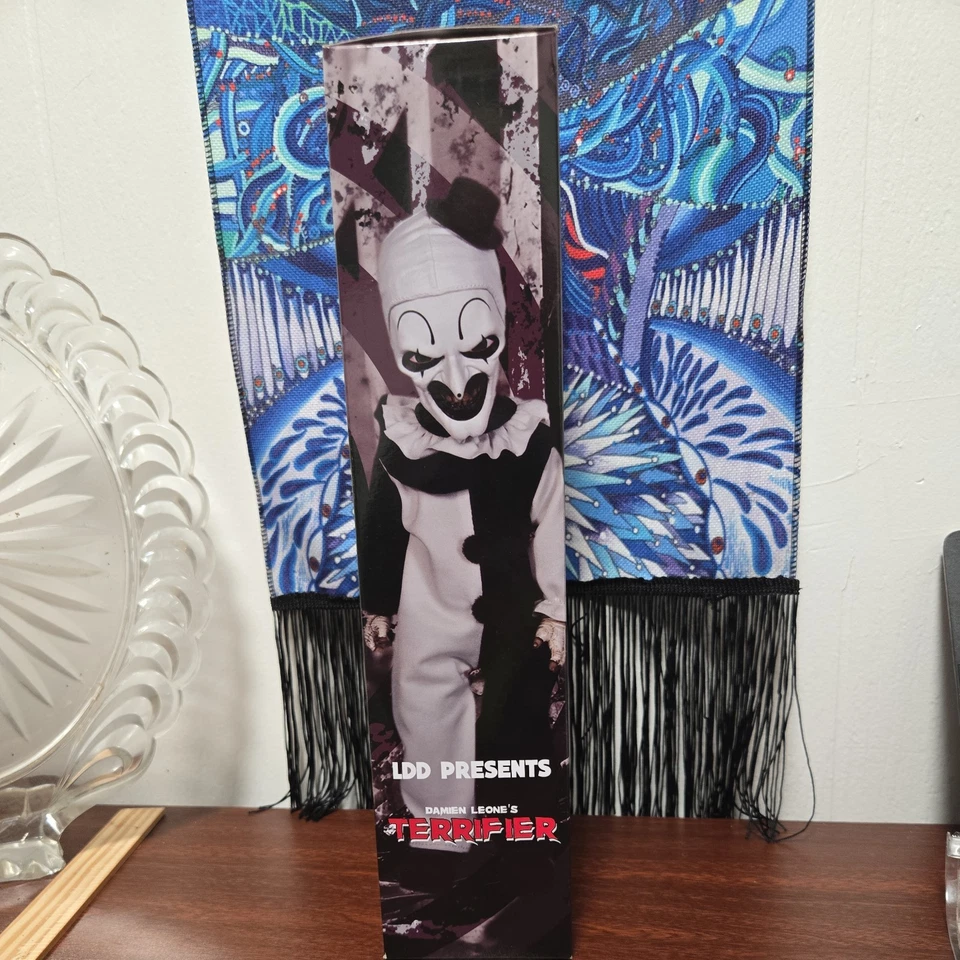 Figura de acción Mezco Toyz LDD Present Damien Leone's Terrifier Art The Clown 15". Foto 4 de 4