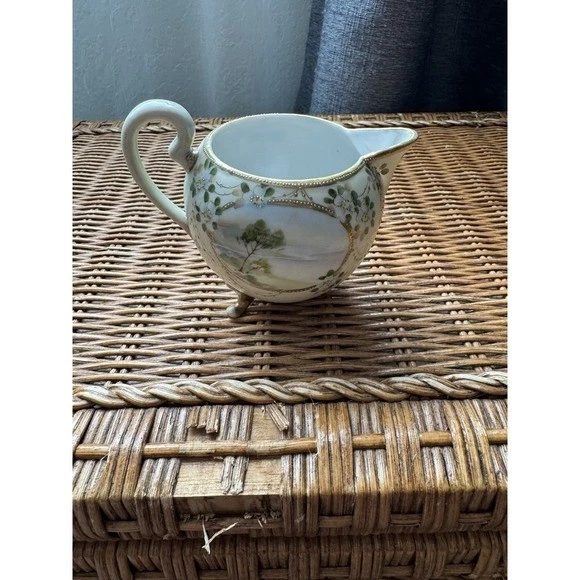 Jarra crema nipón pintada a mano paisaje escénico borde dorado patas Foto 3 de 4