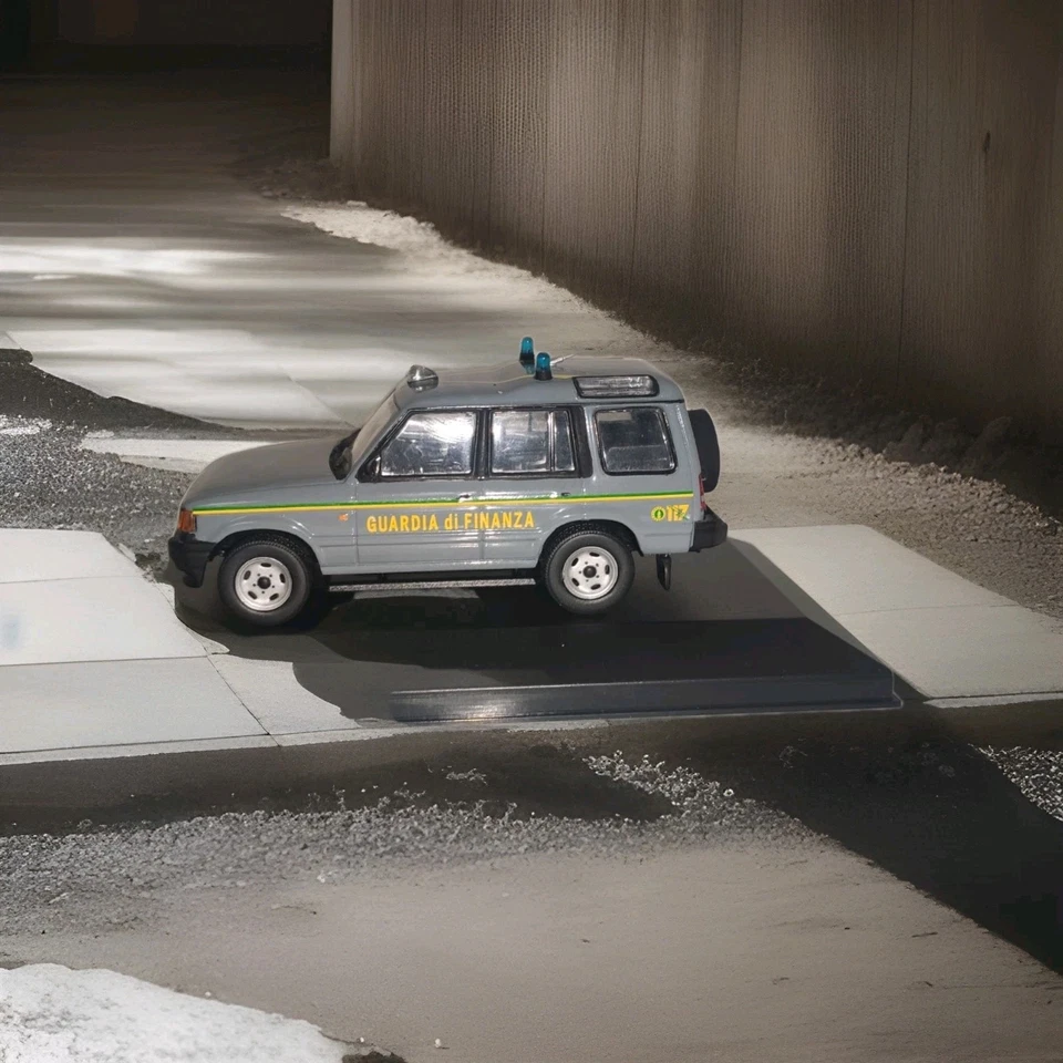 Land Rover Discovery  1 2.5 Tdi Guardia Di Finanza  1/43 artigianale - Immagine 2 di 4