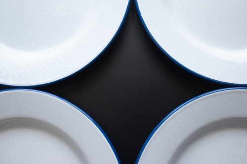 Pottery Barn White Enamel Plates Set of 4 11.75” Blue Rim Camping RV Dinner - Picture 5 of 9