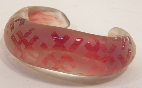 XENO GLASSWORKS PYREX ART GLASS CUFF BRACELET CLEAR & RED SANDBLASTED PATTERN - Picture 8 of 24
