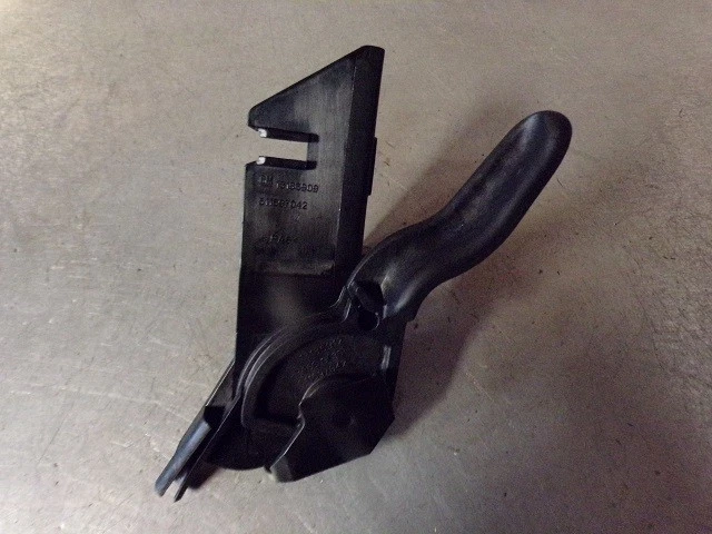 18991 H2L 2015-2018 VAUXHALL CORSA E BONNET PULL HANDLE 13186912 