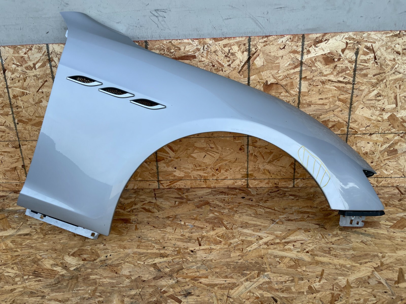 RIGHT SIDE FENDER ASSEMBLY OEM 42K 14-19 MASERATI GHIBLI S
