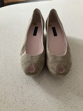 Un paio di bellissime scarpe di design beige peep-toe scamosciate taglia 5/38