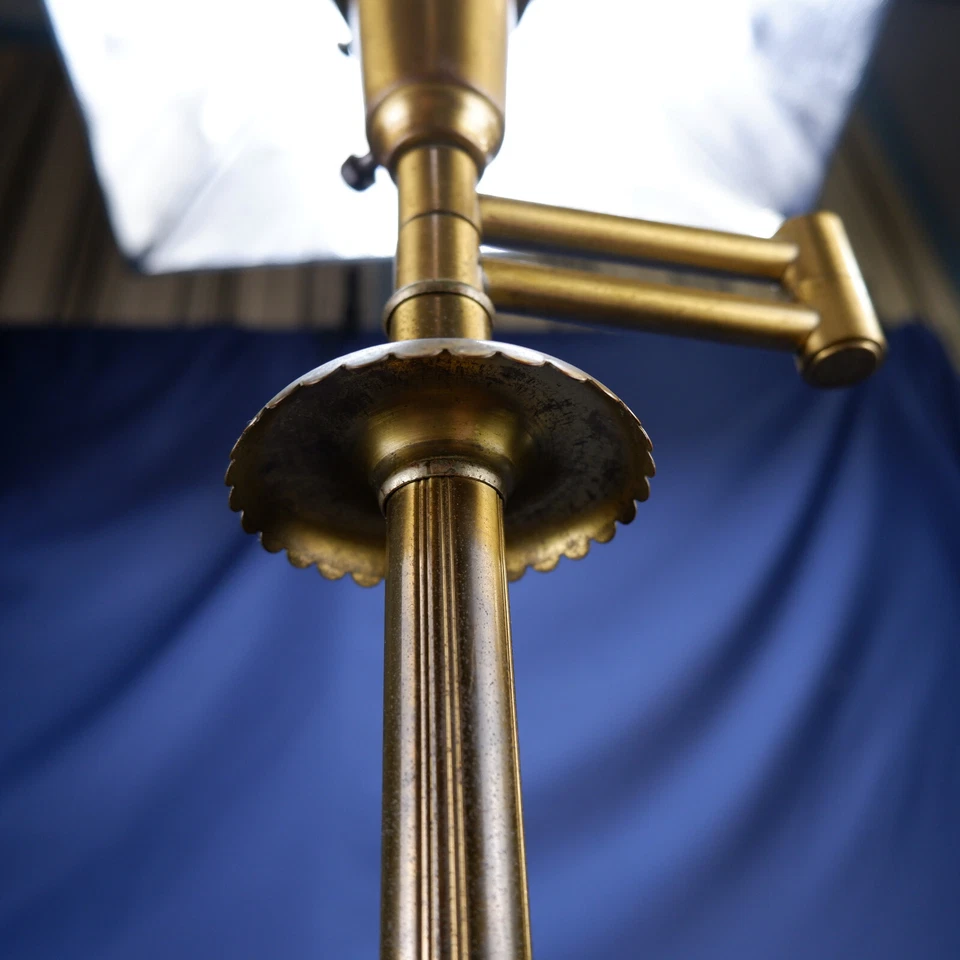 "Lámpara de pie vintage de latón MCM con brazo oscilante con pantalla de gofre 54"" de alto" Foto 4 de 4