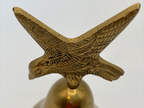 "Campana de latón vintage pájaro en la parte superior hecha en la India 4"" de alto" - Imagen 5 de 6