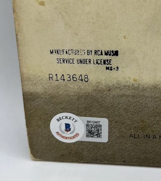 【激レア】AUTOGRAPH 2009.8【洋書】 STEVE HACKETT SIGNED GENESIS WIND & WUTHERING VINYL LP