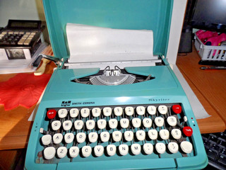Smith Corona Super Sky writer Vtg Typewriter Starmist Blue with Case.