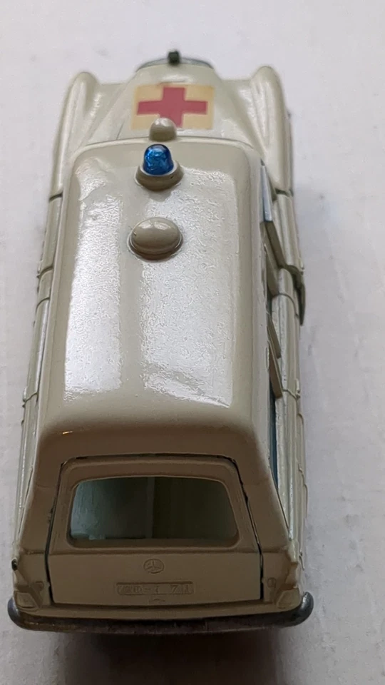1968 Lesney Matchbox King Size Mercedes Benz Binz Ambulance W/Stretcher - Image 4 of 4