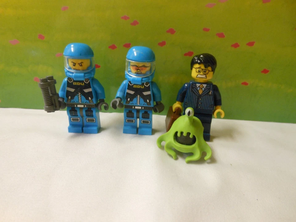 Lego 7066 Alien Conquest EARTH DEFENSE HQ Alien Clinger AND 3 MINI FIGURES 2011 - Image 2 of 3