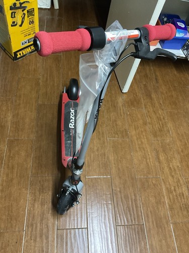 Razor E100 Electric Scooter, Pneumatic Front Tire, Hand-Operated Front Brake - Picture 4 of 4