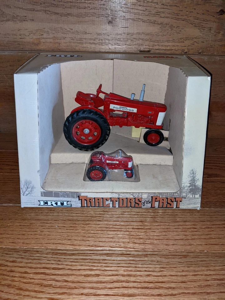 1/43 International McCormick Harvester Farmall 350 "Tractors Of The Past" Set - Image 2 of 4