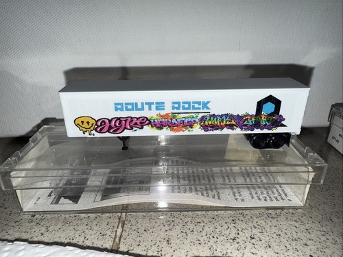 Rimorchio furgone Micro-Trains Linea N Gauge BN Intermodal Route Rock 45' con graffiti - Foto 1 di 5