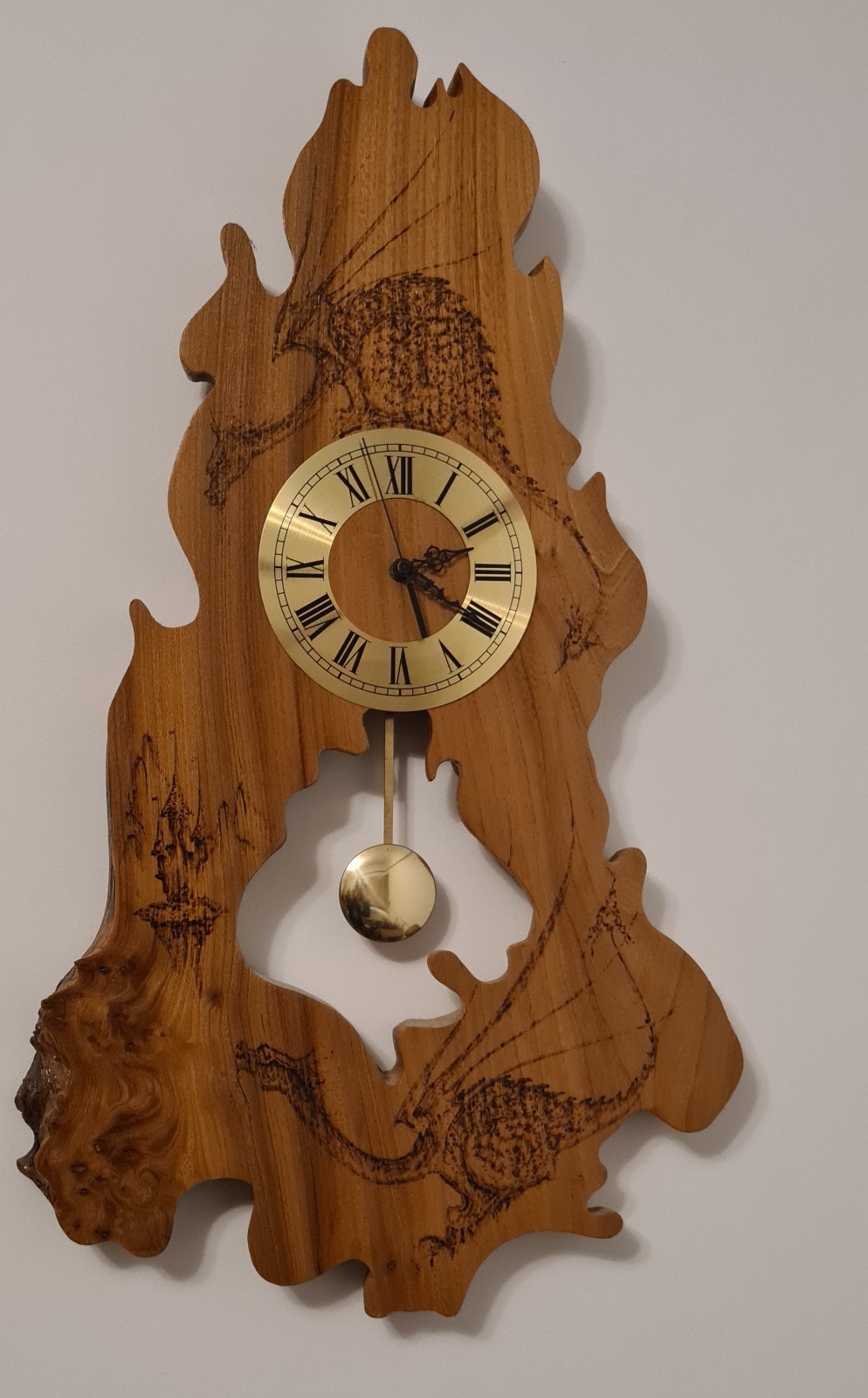 Reloj de Pared Dragón Único en Su Tipo Tejo Pirografía Péndulo De Colección