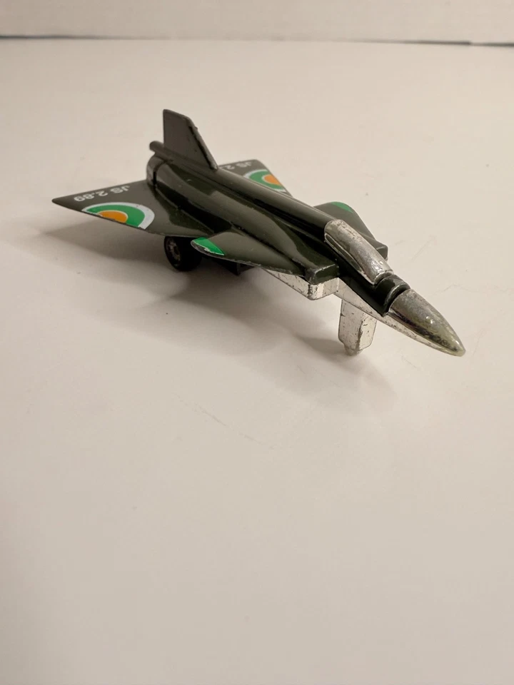 Vintage 1989 Matchbox JS 2.89 Diecast Fighter Jet 1:110 Scale Green/Silver Macau - Image 2 of 4