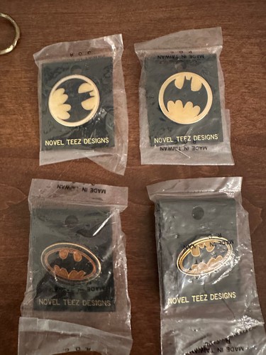Batman Lot of 8 Keychains and Pins - Novel Tees / Gift Creations - Picture 4 of 4