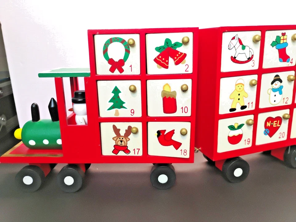 Calendario de Adviento de Madera de Navidad Tren Grande con Cajones y Versos de Festive UK Foto 4 de 4