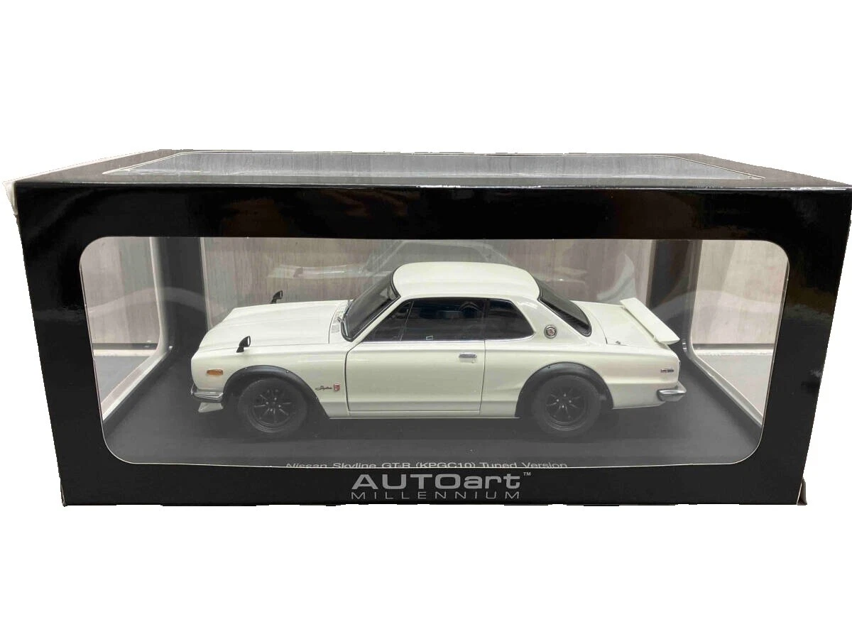 AUTOart 1:8 Scale Diecast Cars, Trucks & Vans