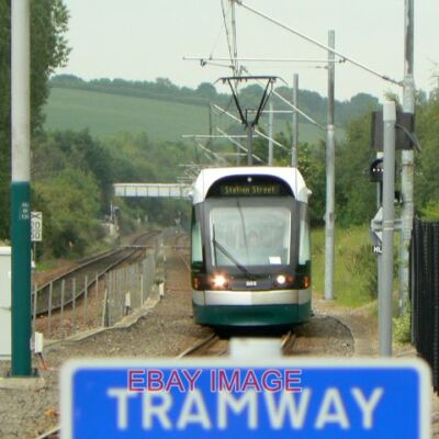 FOTO STRASSENBAHN ! EINE STRASSENBAHN VON NOTTINGHAM NÄHERT SICH HUCKNALL. DIE LINKE SPUR