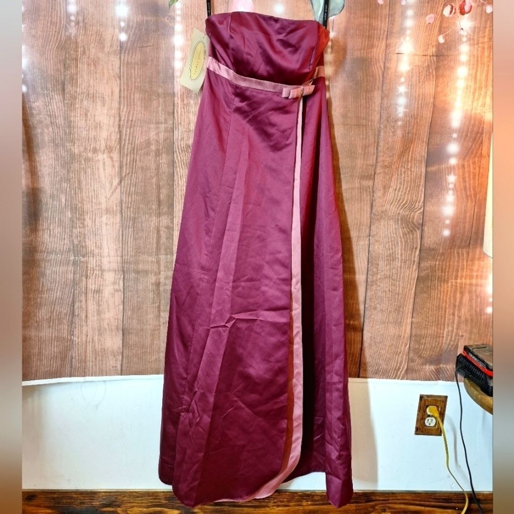 ALFRED ANGELO SIZE 10 BERRY/SUGAR PLUM BRIDESMAID DRESS STRAPLESS PROM D ALFRED ANGELO SIZE 10 BERRY/SUGAR PLUM BRIDESMAID DRESS STRAPLESS PROM D