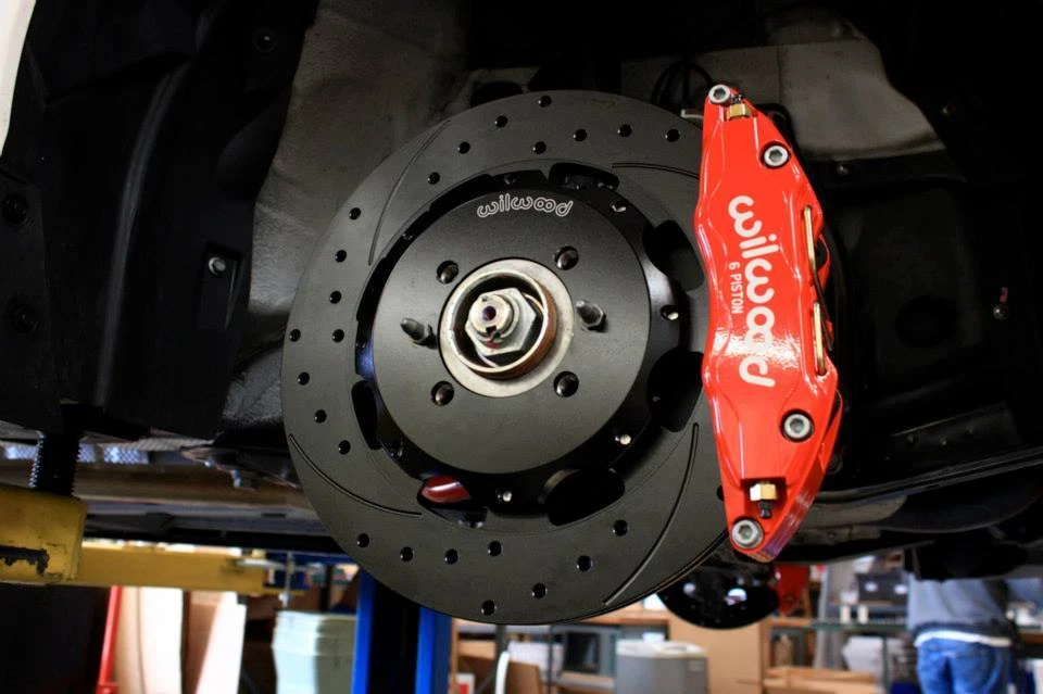 Wilwood Dynapro Big Brake Kit Pinzas ROJAS, Rotor Liso DELANTERO -12-19 Fiat 500 Foto 2 de 2