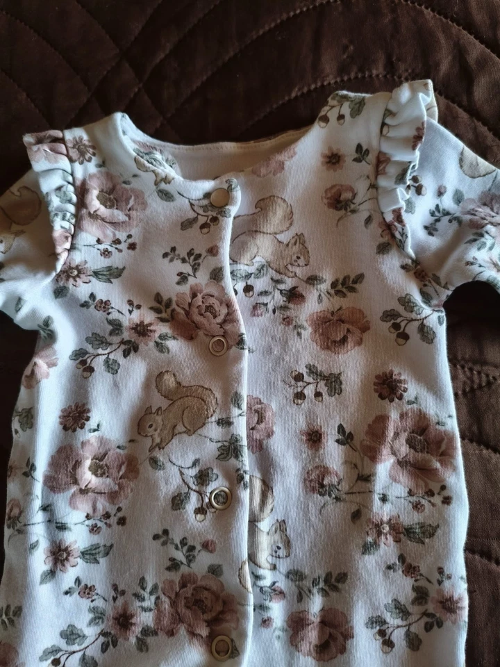 Schöner beiger Strampler Gr.50 Mädchen - durchknöpfbar - neuwertig - Bild 2 von 4