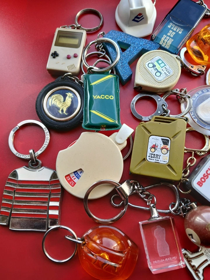 LOT 47 PORTE CLES PUBLICITAIRES ANCIENS RESINE, METAL et PVC THEMES différents - Photo 2/4