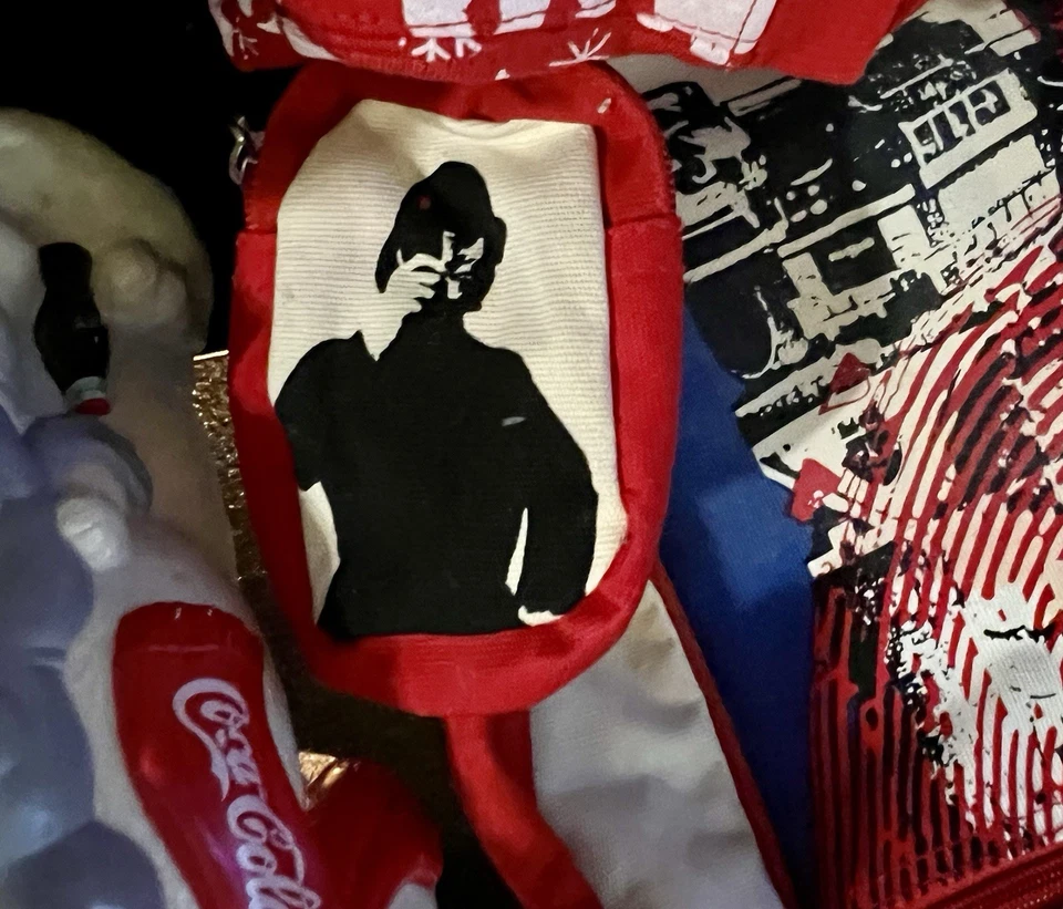 Sm Wildfox x Coca-Cola Crewneck, London Coke Bolsa de Lona, Copo de Urso e 2 Pelúcias - Imagem 4 de 4