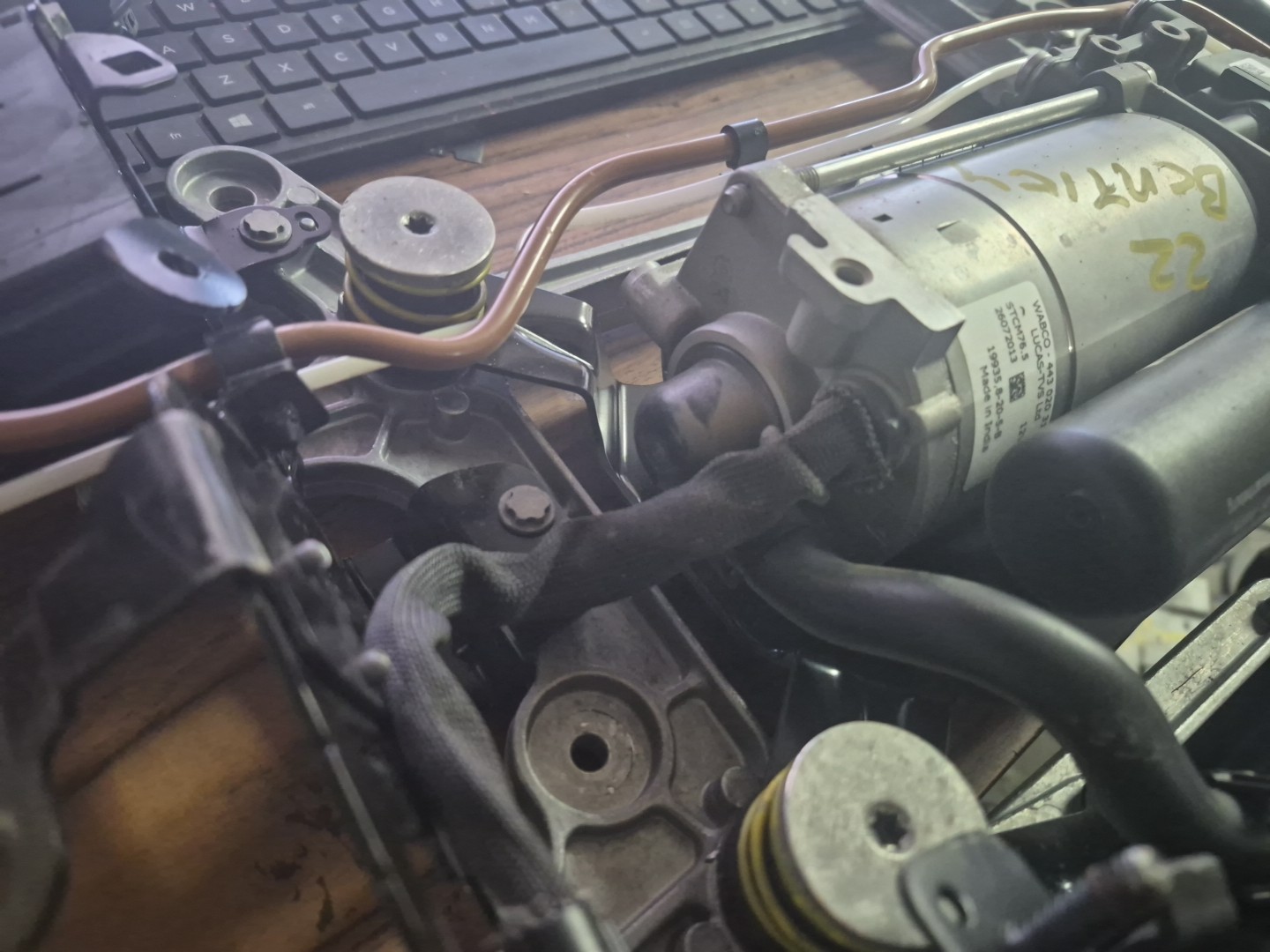 21 BENTLEY FLYING SPUR AIR SUSPENSION COMPRESSOR W/TANK VALVE BLOCK ASSEMBLY