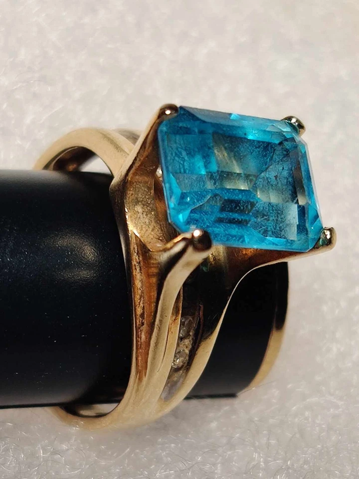 10k Yellow gold ring with Topaz gem and 10 small Diamonds , US size 5 - Image 4 of 4