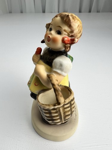Figurina vintage firmata 1986 Goebel Hummel 49 3/0 "To Market" con cesto Germania - Foto 8 di 13