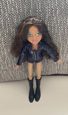 Bratz Dynamite Nevra Puppe mit schwarzem Outfit, Stiefeln & Sonnenbrille