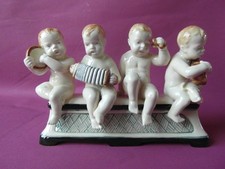 KARLSEUHE-FIGURENGRUPPE MIT VIER MUSIZIERENDEN PUTTEN FIGUREN MODELL-NR. 1108