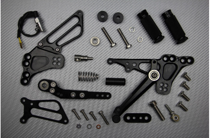 Commandes reculées moto GSXR 1000 réglables pour posture circuit sur Suzuki