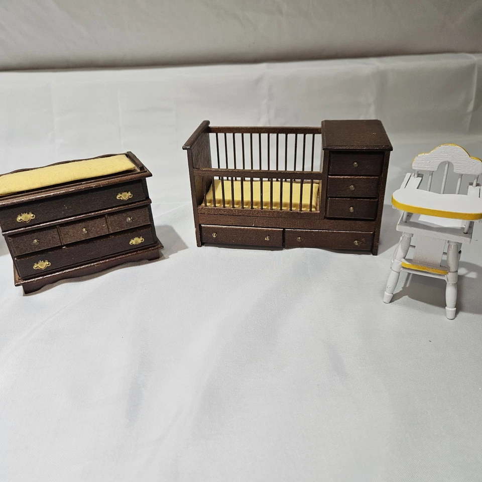 Lote de muebles vintage de madera para casa de muñecas 1:12 con dosel cama, guardería, comedor, alfombra Foto 3 de 4